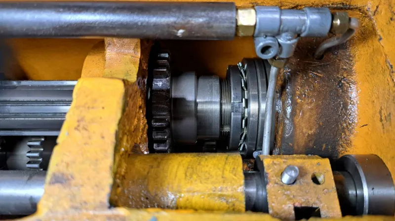 旋盤の要を守る、確かなメンテナンス